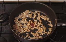 Como cozinhar chanterelles fritos com batatas de acordo com uma receita passo a passo com uma foto